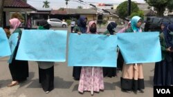 Mahasiswi Universitas Sumatera Utara (USU) saat melakukan unjuk rasa melawan tindak pelecehan seksual di kampus, Jumat (21/6). (VOA/Anugrah Andriansyah)