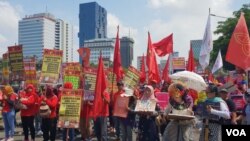 Berbagai Elemen Perempuan, berorasi dan melakukan aksi long march , untuk rayakan International Women's Day (IWD) 2019, di Jakarta, Jumat, 8 Maret 2019. (Foto: VOA/Ghita)