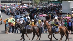 Crowds Gather to See Nelson Mandela Lying in State