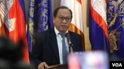 រូបឯកសារ៖ លោក ផៃ ស៊ីផាន អ្នកនាំពាក្យរបស់រដ្ឋាភិបាល ថ្លែងនៅក្នុងសន្និសីទសារព័ត៌មាន នៅទីស្តីការគណៈរដ្ឋមន្រ្តី កាលពីថ្ងៃទី៥ ខែកក្កដា ឆ្នាំ២០១៩។ (ស៊ុន ណារិន/VOA Khmer)