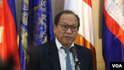 រូបឯកសារ៖ លោក ផៃ ស៊ីផាន អ្នកនាំពាក្យរបស់រដ្ឋាភិបាល ថ្លែងនៅក្នុងសន្និសីទសារព័ត៌មាន នៅទីស្តីការគណៈរដ្ឋមន្រ្តី កាលពីថ្ងៃទី៥ ខែកក្កដា ឆ្នាំ២០១៩។ (ស៊ុន ណារិន/VOA Khmer)