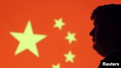 Foto ilustrasi yang menunjukkan siluet Presiden AS Donald Trump berada di depan bendera China. (Foto: Reuters/Dado Ruvic)