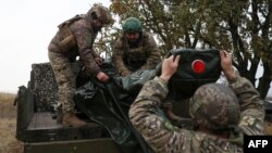 Ukrainski vojnici jedinice Protivvazdušne odbrane, 241 izdvojene brigade snaga Teritorijalne odbrane, uklanjaju zaštitu sa ZU-23 protivavionskog topa, tokom treninga u regionu Kijeva, 28. oktobra 2023.