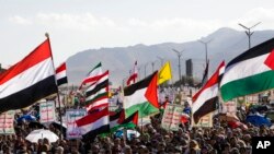 2025년 1월 10일 예멘 사나에서 열린 반 이스라엘 집회에서 후티 지지자들이 팔레스타인과 예멘 국기를 흔들고 있다.