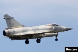 Pesawat Mirage 2000-5 Angkatan Udara Taiwan mendarat di Pangkalan Udara Hsinchu di Hsinchu, Taiwan, 7 Agustus 2022. (Foto: REUTERS/Ann Wang)