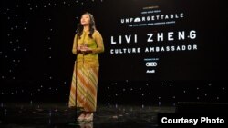 Sutradara Indonesia, Livi Zheng, saat menerima penghargaan di ajang 'The Unforgettable Gala' di AS (Dok: Livi Zheng). 