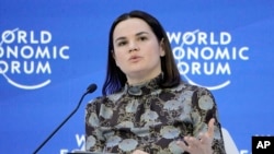 白俄罗斯反对派流亡领导人季哈诺夫斯卡娅在瑞士达沃斯世界经济论坛上讲话。(2023年1月19日）