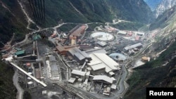Tambang Freeport-McMoran Cooper & Gold Inc., di Papua. 