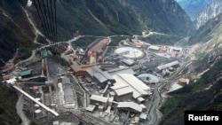 ARSIP - Foto udara tambang raksasa yang dikelola oleh perusahaan AS, Freeport-McMoran Cooper & Gold Inc., yang terletak di operasi pertambangan Grassberg, di provinsi Papua, Indonesia (Juli 2005). (foto: REUTERS/Stringer/Arsip)