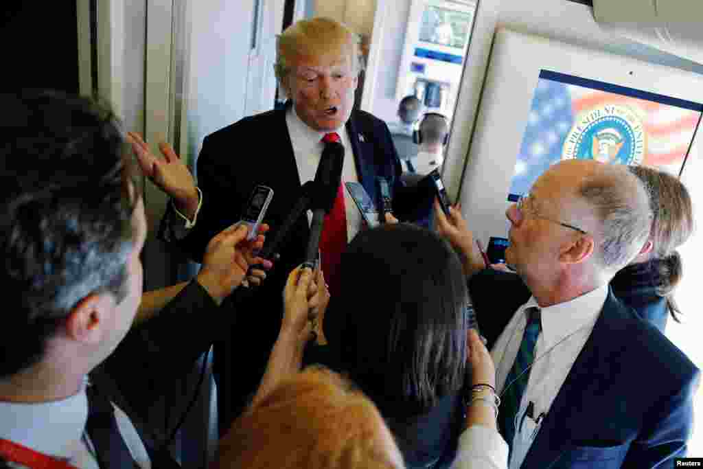 美国总统川普乘空军一号飞往河内途中回答记者提问(2017年11月11日)。美国第一夫人梅拉尼亚·川普没有随同川普总统前往越南,她在北京参观了动物园、游览了慕田峪长城。