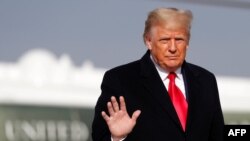 资料图：特朗普总统在安德鲁斯空军基地登上空军一号前挥手示意（2020年12月12日）