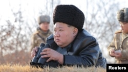 Severnokorejski lider Kim Džong Un nadgleda ono što državna agencija KCNA predstavlja kao lansiranje rakete sa obale mora, negde na zapadnoj obali Korejskog poluostrva, 26. februara 2025. (Foto: Reuters/KCNA)