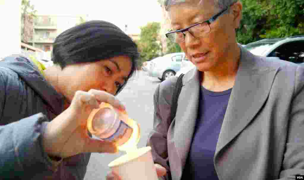 程真（左）和王超华（美国之音国符拍摄）