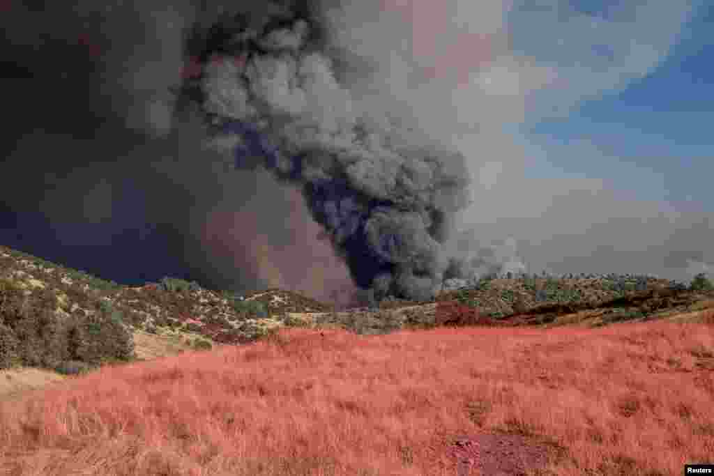 在加州马里波萨附近的大火浓烟,旁边的地面上覆盖了阻燃剂(2017年7月18日)。加州州长杰瑞·布朗宣布加州进入紧急状态,并加紧调动人力物力支援灭火。布朗说, 预计大火将继续燃烧。这场大火的原因仍在调查之中。
