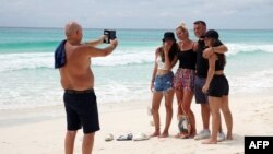 Turisti poziraju na jednoj od popularnih peščanih plaža u meksičkom gradu Kankunu (Foto: ELIZABETH RUIZ / AFP)