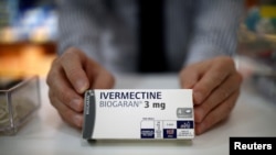 =Sekotak obat Ivermectine, dibuat oleh Biogaran, ada di konter apotek, di Paris, Prancis, 28 April 2020. (Foto: REUTERS/Benoit Tessier)
