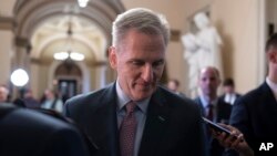 Ketua DPR Kevin McCarthy, setelah Partai Republik di DPR gagal mengajukan RUU pertahanan mereka sendiri untuk kedua kalinya dalam seminggu, di Capitol di Washington, Kamis, 21 September 2023. (Foto: AP/J. Scott Applewhite)
