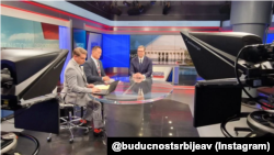 Predsednik Srbije Aleksandar Vučić tokom gostovanja u emisiji "Nacionalni izveštaj" američke kablovske televizije "Njuzmaks" (Foto: Instagram/@buducnostsrbijeav)