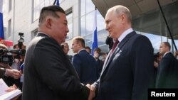 Presiden Rusia Vladimir Putin berjabat tangan dengan pemimpin Korea Utara Kim Jong Un saat pertemuan di Kosmodrom Vostochny di wilayah Amur timur jauh, Rusia, 13 September 2023. (Foto: Sputnik/Mikhail Metzel/Kremlin via REUTERS)