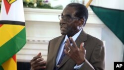 លោក Robert Mugabe ប្រធានាធិបតី​ស៊ីមបាវ៉េ​ថ្លែង​ទៅ​កាន់​មន្រ្តី​របស់​លោក​ក្នុង​ពិធី​ខួប​កំណើត​នៅ​វិមាន State House ក្នុង​ក្រុង​ហារ៉ារ៉េ កាលពី​ថ្ងៃទី២២ ខែកុម្ភៈ ឆ្នាំ២០១៦។