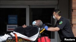 Seorang paramedik membawa pasien ke unit gawat darurat RS Maimonides di tengah wabah virus corona di Brooklyn, New York, 7 April 2020. (Foto: Reuters)