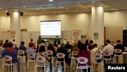 香港市民在一個疫苗接种中心等候接种中国科兴新冠疫苗。（2021年2月26日）