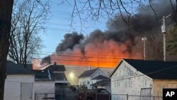 Na fotografiji koju je agenciji AP dostavila Džuli Rou vidi se dim na mestu fabrike za reciklažu plastike u Ričmondu u Indijani, 11. aprila 2023. Foto: Džuli Rou/AP