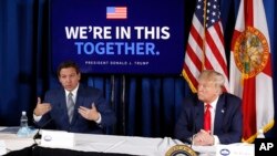 ARHIVA - Guverner Floride Ron Desantis i tadašnji predsjednik Donald Tramp na konferenciji o pandemiji koronavirusa na Floridi (Foto: AP /Patrick Semansky)
