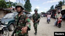 Tentara berpatroli di Timika, Papua, 26 Juli 2009. (Foto: dok). Kepolisian RI terus melakukan pendekatan persuasif terhadap kelompok bersenjata yang menduduki Desa Kimbely, Desa Banti, Desa Putikini di Mimika, Papua, untuk segera menyerahkan diri.