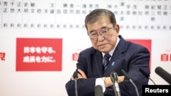 日本首相石破茂在日本东京自民党总部向媒体发表讲话。(2024年10月27日)