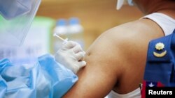 Vaksinasi di Naypyitaw, Myanmar, 30 Januari 2021. (Foto: dok). Pemimpin kudeta Myanmar, Jenderal Senior Min Aung Hlaing, menargetkan 50 persen populasi negara itu divaksinasi COVID-19 pada akhir tahun ini.