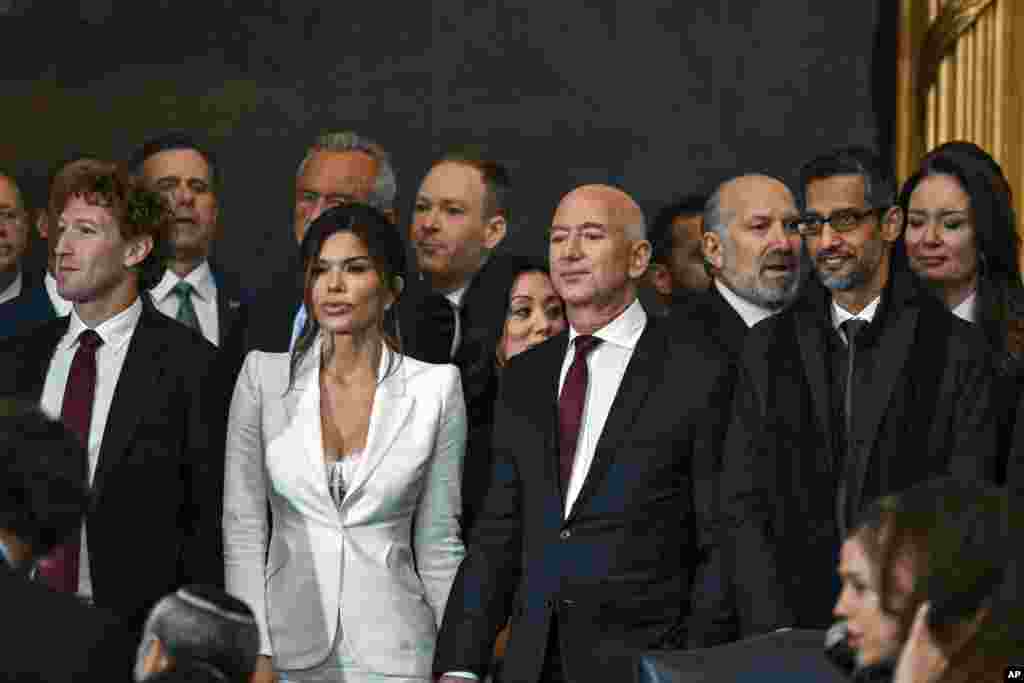 2025 年 1 月 20 日,华盛顿,第 60 届总统就职典礼在美国国会大厦圆形大厅举行,左起分别是:马克·扎克伯格、劳伦·桑切斯(Lauren Sanchez)、杰夫·贝索斯(Jeff Bezos)和桑达尔·皮查伊(Sundar Pichai)。