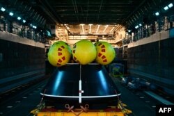 Test kapsula modula Orion leži na palubi broda USS San Diego u pomorskoj bazi San Diego, California, 28. februara 2024.