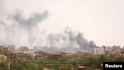 苏丹首都喀土穆继续爆发战斗。（2023年4月17日）