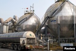 FILE: Tangki penyimpanan karbon dioksida terlihat di pabrik semen dan fasilitas penangkapan karbon di Wuhu, provinsi Anhui, China, 11 September 2019. (David Stanway/REUTERS)