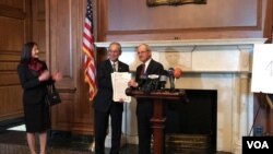 美国参议院外委会主席里施2019年5月8日在国会山酒会中致赠台湾驻美代表高硕泰精印本参议院通过的“重新确认美国对台湾及执行台湾关系法承诺”决议案（美国之音锺辰芳拍摄）