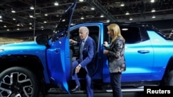 Presiden AS Joe Biden keluar dari truk pikap listrik Chevrolet Silverado EV saat berkunjung ke Detroit Auto Show untuk menyoroti manufaktur kendaraan listrik di Amerika, di Detroit, Michigan, AS, 14 September , 2022. (Foto: REUTERS/Kevin Lamarque)
