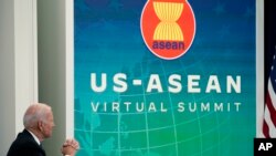 Presiden Joe Biden berpartisipasi secara virtual dalam KTT AS-ASEAN dari Auditorium Pengadilan Selatan di kompleks Gedung Putih di Washington, Selasa, 26 Oktober 2021. (Foto: AP)