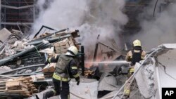 Vatrogasci gase vatru posle ruskog napada na Harkov (Foto:AP/Yevhen Titov)