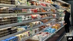 Žena u prodavnici u Vilingu u Ilinoisu, 11. decembra 2024. (Foto: AP/Nam Y. Huh)