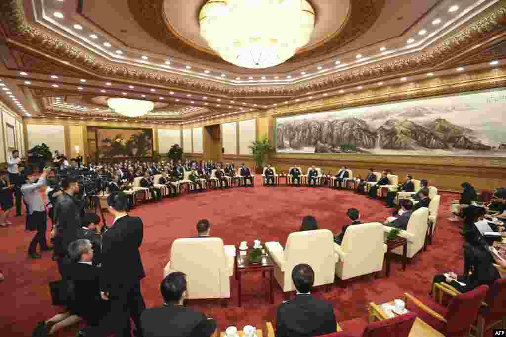 中国总理李克强2018年9月12日在北京人民大会堂与日中经济协会代表会面。此前,2016年和2017年两度因为种种纠纷而搁浅的日中韩三国峰会5月9日在东京召开。参加这次峰会的中国总理李克强和韩国总统文在寅都是上任以来首次访日,显示三国之间两年来不良关系出现转机。这次峰会发表了联合宣言。