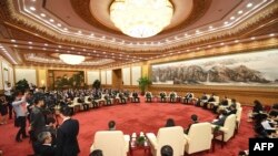 资料图片：中国总理李克强2018年9月12日在北京人民大会堂与日中经济协会代表会面。(法新社)