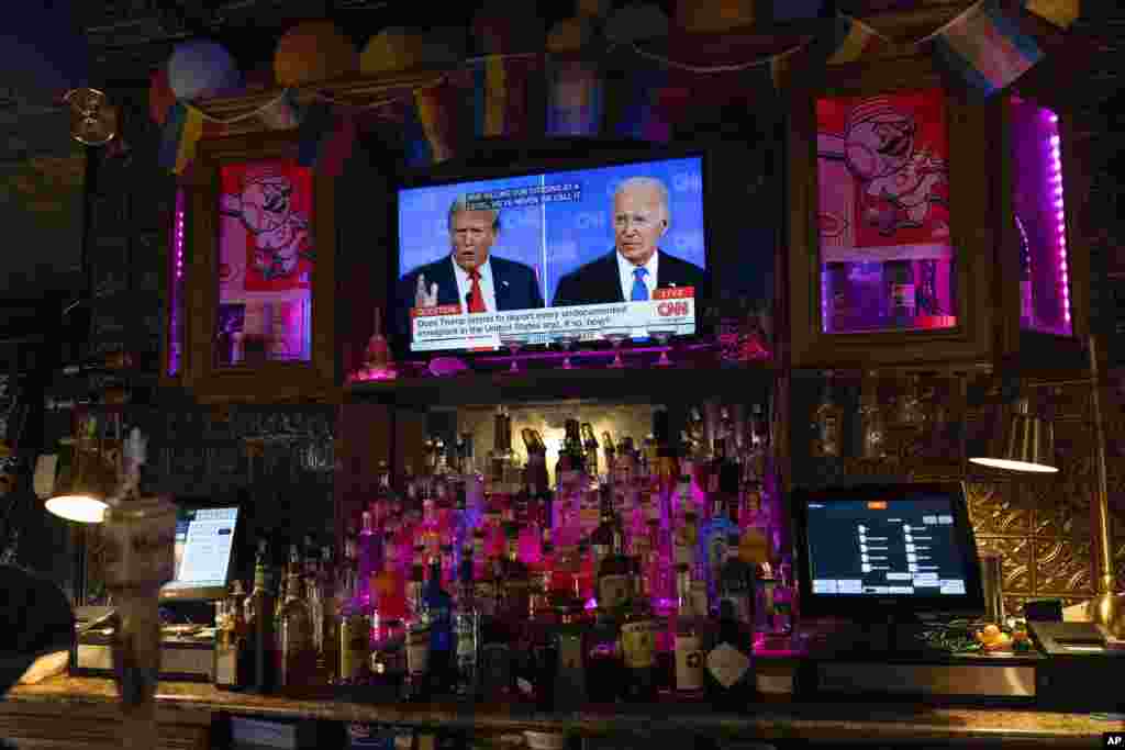 លោកប្រធានាធិបតី​ Joe Biden(ស្តាំ) និង​បេក្ខជន​ប្រធានាធិបតី​នៃបក្ស​សាធារណរដ្ឋ​លោក Donald Trump​ (ឆ្វេង) ត្រូវបាន​ឃើញ​នៅ​លើ​កញ្ចក់ទូរទស្សន៍​មួយ​អំឡុង​ការជជែក​ដេញ​ដោល​ប្រធានាធិបតី​កាលពីថ្ងៃទី​២៧ មិថុនា ឆ្នាំ​២០២៤។(AP Photo/Carolyn Kaster)