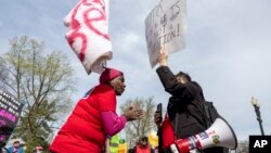 Aktivistkinja za pravo na abortus Nadin Sejler i aktivista protiv abortusa Kejleb Bak razgovaraju ispred Vrhovnog suda, 26. marta 2024. u Vašingtonu. (Foto: AP/Amanda Andrade-Rhoades)