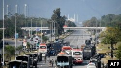 Kendaraan pasukan keamanan terlihat di sepanjang jalan raya Islamabad-Rawalpindi yang diblokir selama demonstrasi anti-Prancis oleh aktivis dan pendukung Tehreek-e-Labbaik Pakistan (TLP), sebuah partai keagamaan, di Islamabad pada 16 November 2020. (Foto: AFP )