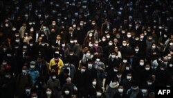 រូបឯកសារ៖ ពលរដ្ឋជប៉ុនធ្វើដំណើរចាកចេញពីស្ថានីយ៍រថភ្លើង Shinagawa ដើរឆ្ពោះទៅកាន់ការិយាល័យធ្វើការងាររបស់ខ្លួន នៅទីក្រុងតូក្យូ ប្រទេសជប៉ុន កាលពីថ្ងៃទី ២៨ ខែកុម្ភៈ ឆ្នាំ ២០២០។ 