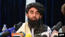 Juru bicara Taliban Zabihullah Mujahid saat berpidato pada konferensi pers pertama di Kabul pada 17 Agustus 2021 setelah pengambilalihan Afghanistan oleh Taliban. (Foto: AFP)