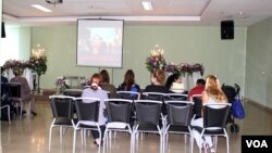 Jemaat bersiap melakukan ibadah di sebuah gereja di Jakarta. (VOA/K. Varagur)