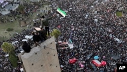 2024年12月20日，叙利亚人继续在叙利亚大马士革的伍麦叶广场庆祝巴沙尔·阿萨德政府的垮台。