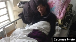 2013年9月底在比如县军警镇压时被打伤的次仁坚参在拉萨医院里（图片来自藏人行政中央官方网）